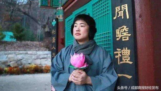 在家vs夜店视频直播，同一个镜头，两种活法